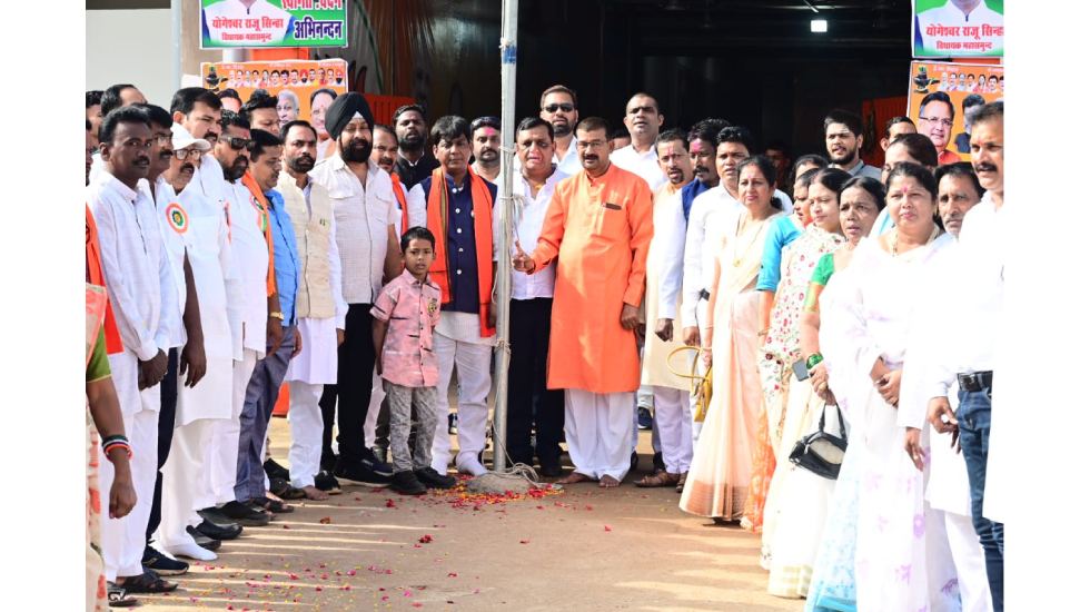 महासमुंद : विधायक ने कार्यालय में किया ध्वजारोहण, देश की स्व... - CG Sandesh