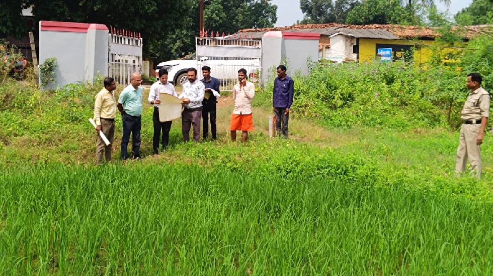 महासमुंद : अपर कलेक्टर ने गिरदावरी कार्य का किया निरीक्षण - CG Sandesh