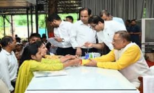 जनदर्शन में मुख्यमंत्री को बहनों ने बांधी राखी, सीएम ने कहा- रक्षाबंधन का देंगे उपहार