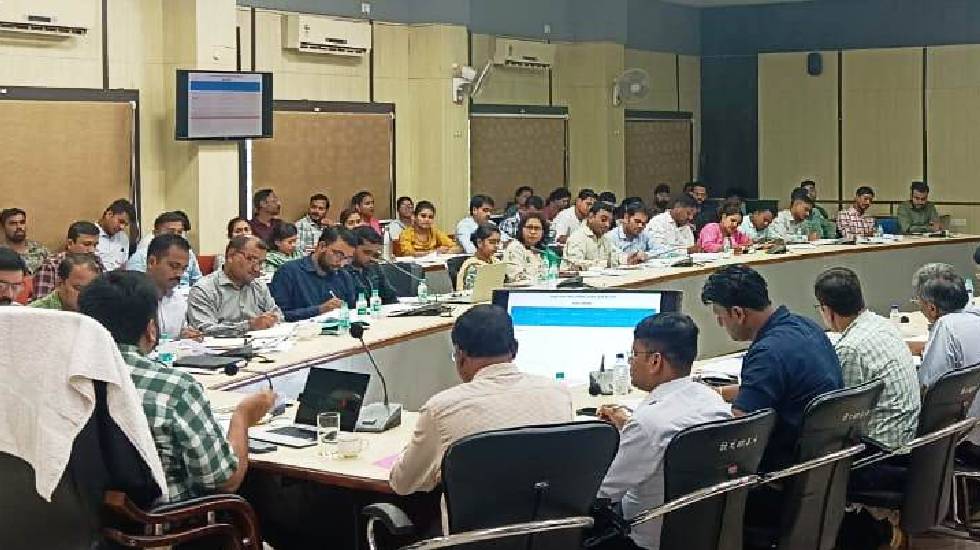 महासमुंद : पीएम आवास योजना के तहत निर्माण कार्यों को दें सर्... - CG Sandesh