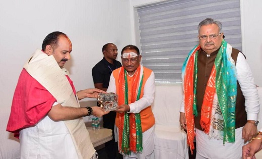 मुख्यमंत्री विष्णु देव साय ने सुप्रसिद्ध कथावाचक पंडित प्रदीप मिश्रा से की सौजन्य मुलाकात 