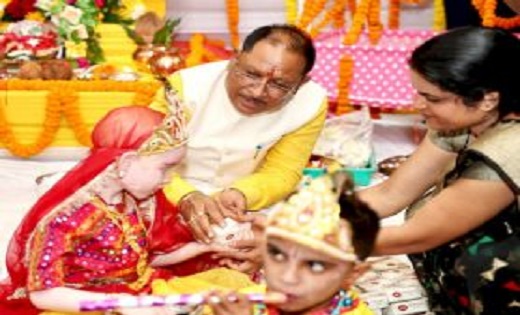 सीएम हाउस में मनी कृष्ण जन्माष्टमी , मुख्यमंत्री ने दिव्यांग बच्चों संग मनाया त्यौहार, अपने हाथों से दिया प्रसाद