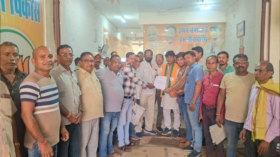 महासमुंद : साहू समाज ने कर्मा माता आश्रम के लिए विधायक को सौंपा ज्ञापन