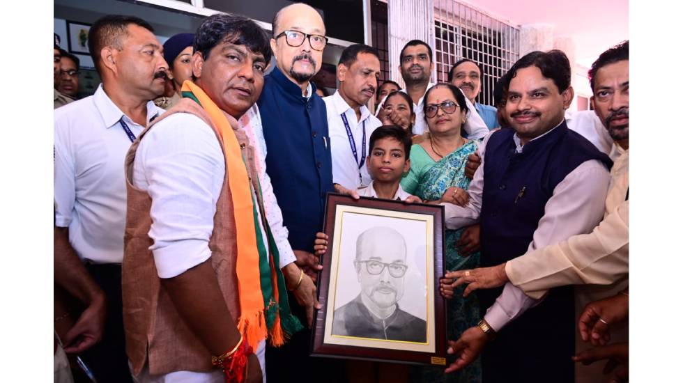 महासमुंद : महर्षि के छात्र प्रांजल ने सौपा महामहिम राज्यपाल ... - CG Sandesh