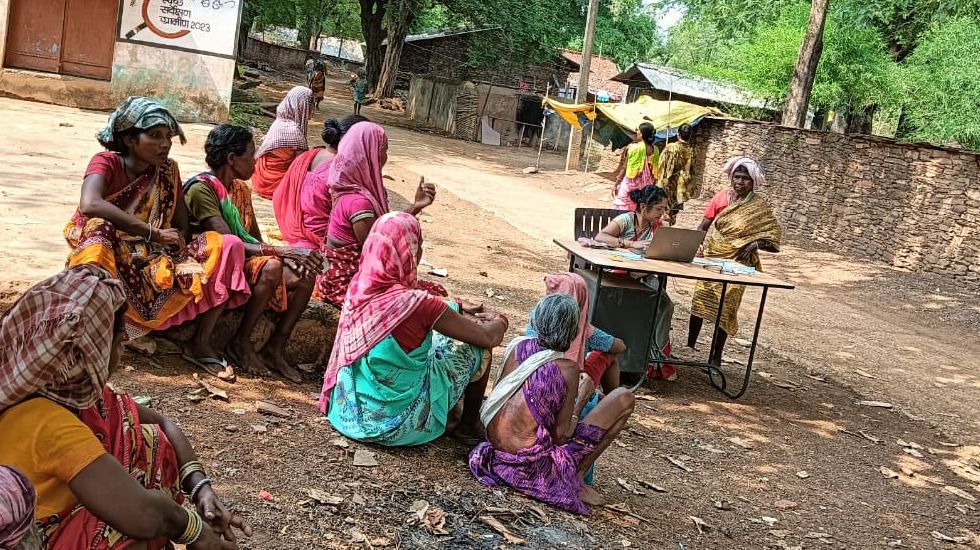 बस्तर के हरा सोना संग्राहकों को बैंक मित्र एवं बैंक सखियों स... - CG Sandesh