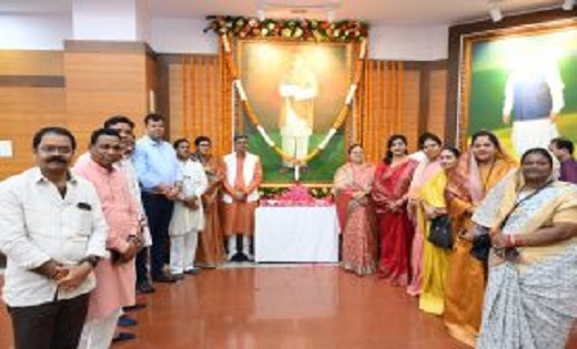 विधानसभा परिसर में पूर्व प्रधानमंत्री राजीव गांधी की जयंती पर पुष्पांजलि की गई अर्पित
