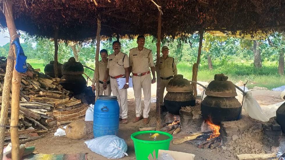 सरायपाली : 5 मदिरा भट्टियों से 525 लीटर हाथभट्ठी कच्ची महुआ ... - CG Sandesh