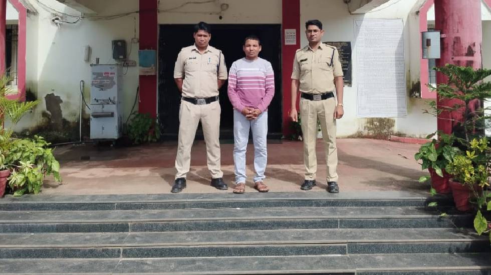 बसना : रेलवे में नौकरी दिलाने के नाम पर ठगी करने वाला गिरफ्त... - CG Sandesh