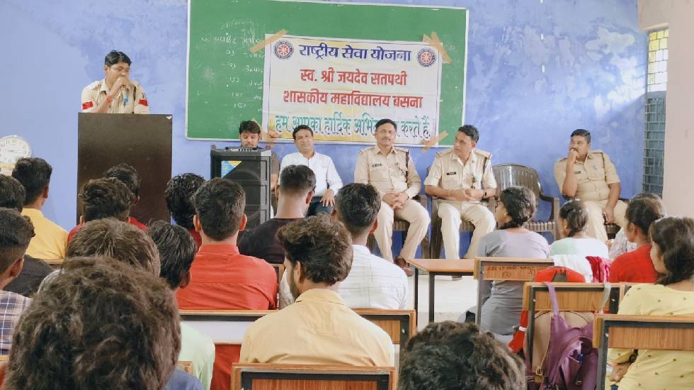 महासमुन्द : पुलिस ने स्कूल एवं काॅलेज के छात्र-छात्राओं को साइबर अपराध और यातायात नियमों के प्रति किया जागरूक
