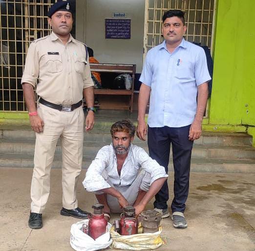 खड़ी ट्रकों का लोहे का जेक चोरी करने वाला आरोपी महासमुन्द पुल... - CG Sandesh