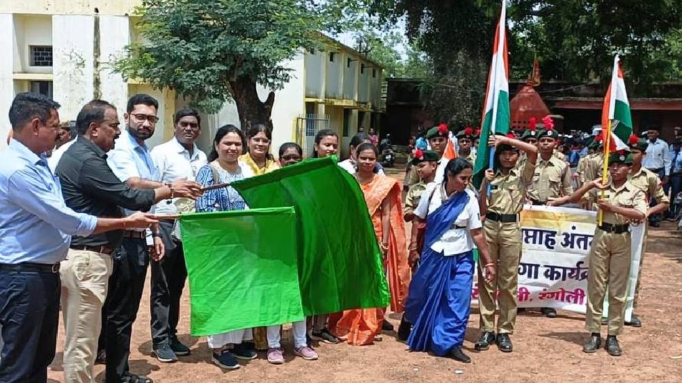 महासमुंद : कलेक्टर लंगेह सेजेस पहुंचकर हर घर तिरंगा कार्यक्र... - CG Sandesh