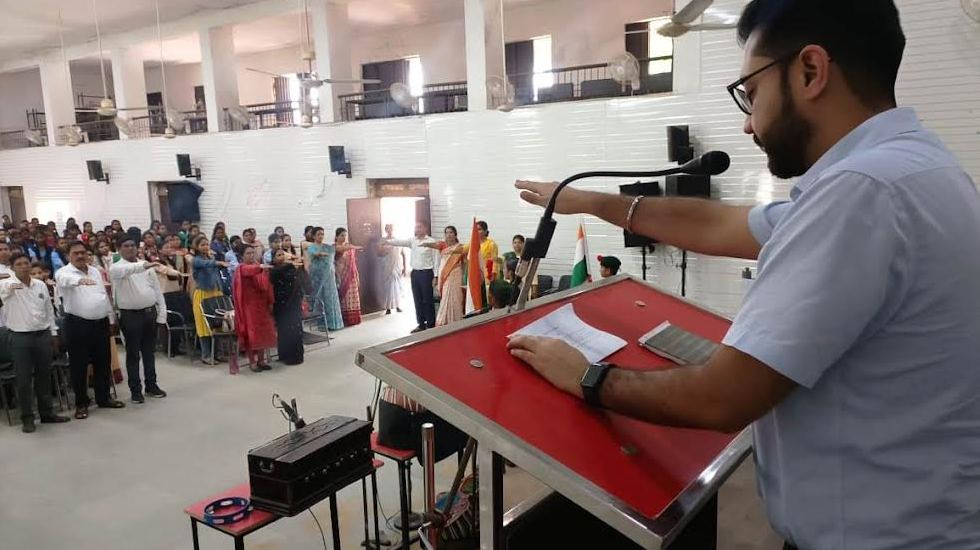 महासमुंद : कलेक्टर लंगेह, सेजेस पहुंचकर हर घर तिरंगा कार्यक्... - CG Sandesh