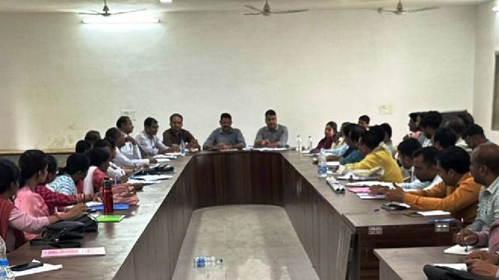 महासमुंद : एसडीएम साहू ने पटवारी और राजस्व निरीक्षकों के काम... - CG Sandesh