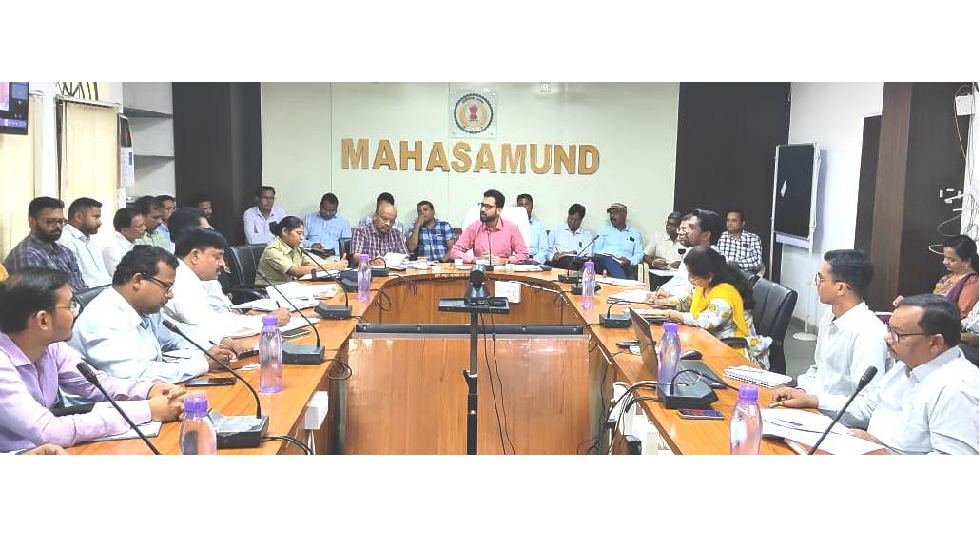 महासमुंद : कलेक्टर लंगेह ने की कानून व्यवस्था की समीक्षा, मव... - CG Sandesh