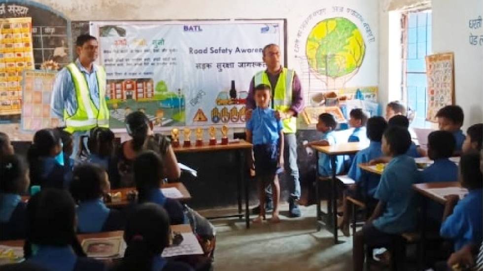 सरायपाली : चिवराकुटा में सड़क सुरक्षा एवं जागरूकता कार्यक्रम... - CG Sandesh