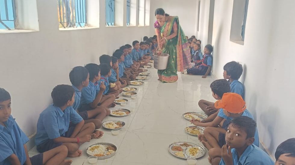 सरायपाली : दादी सास के दशकर्म के उपलक्ष्य में शिक्षिका ने दि... - CG Sandesh