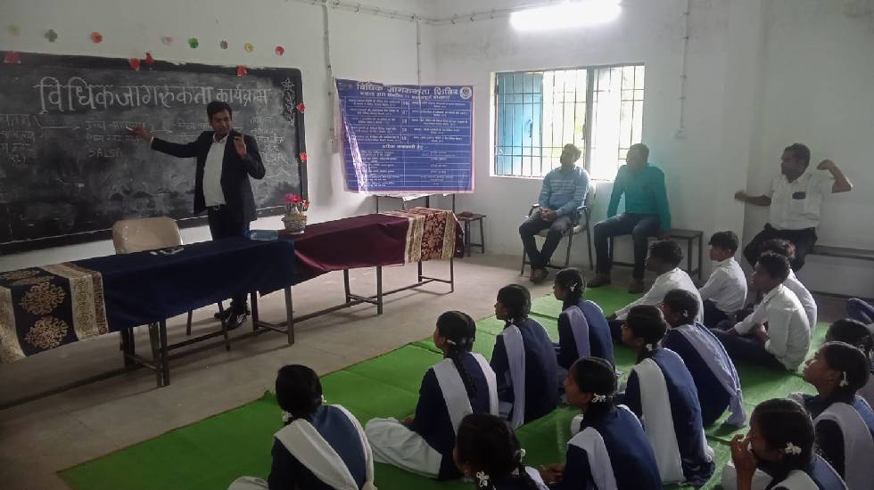 महासमुंद : शिक्षक की भूमिका पर नजर आए प्राधिकरण के सचिव चन्द... - CG Sandesh