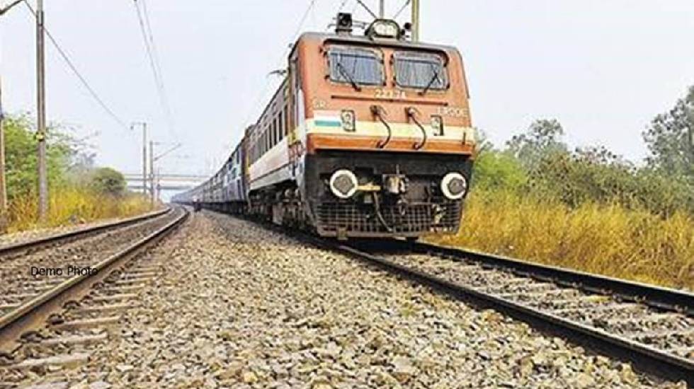 CG : ट्रेन से कटकर युवक की मौत, दो टुकड़ों में मिला शव - CG Sandesh