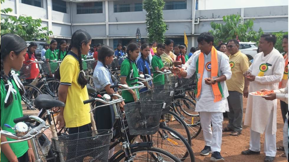महासमुंद : स्वामी आत्मानंद स्कूल नयापारा के 72 छात्राओं को व... - CG Sandesh