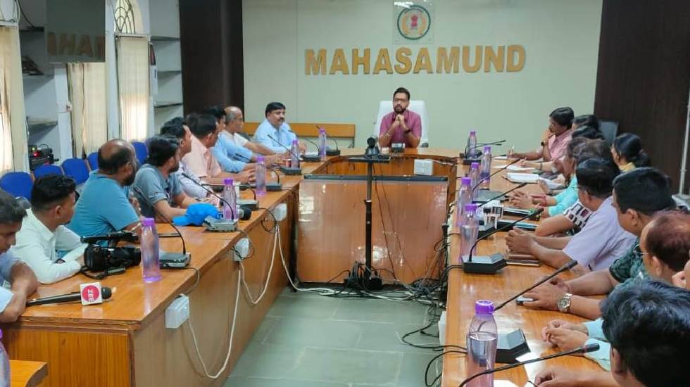 महासमुंद : शासन की फ्लैगशिप योजनाओं का क्रियान्वयन प्राथमिकत... - CG Sandesh