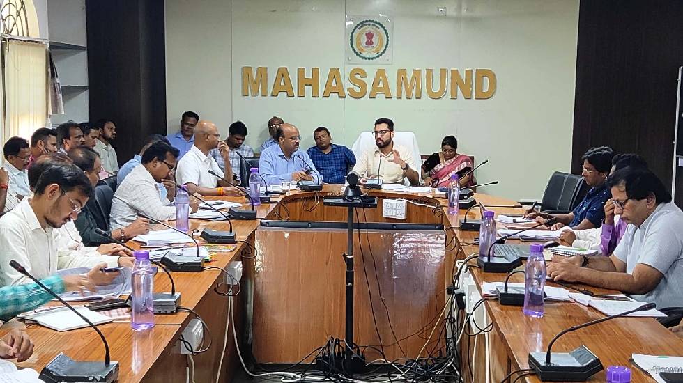 महासमुंद : सड़कों में पुनः मवेशी पाए जाने पर पेनाल्टी लगाने क... - CG Sandesh