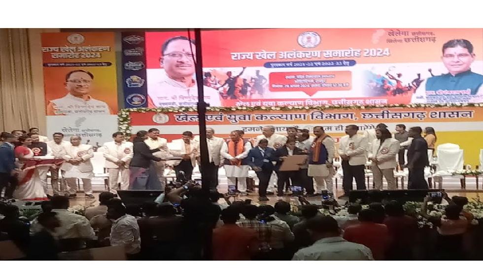 महासमुंद : ईश्वरी निषाद शहीद राजीव पांडे खेल पुरस्कार से सम्... - CG Sandesh