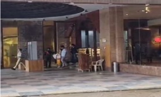  सेंट्रल जेल के कैदी की मौज, 5 घंटे होटल में पत्नी संग बिताया समय , बच्चों को मॉल में घुमाता रहा प्रहरी,डीजी ने किया सस्पेंड