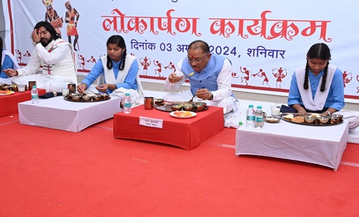 मुख्यमंत्री विष्णुदेव साय ने छात्राओं के साथ किया भोजन, छत्तीसगढ़ी व्यंजनों का चखा स्वाद