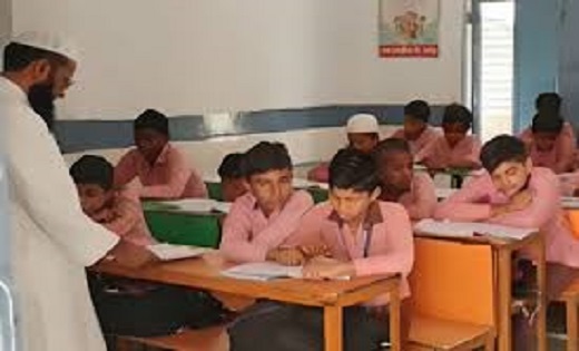 यूपी में सरकारी स्कूल टीचर का फरमान, टोपी पहनकर आए छात्र, हिन्दू छात्रों को नहीं लगाने देती तिलक