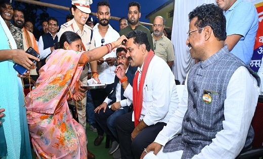 डिप्टी सीएम विजय शर्मा को आत्मसमर्पित नक्सल बहनों ने बाँधी राखी...अपने उज्ज्वल भविष्य और रक्षा का लिया वादा