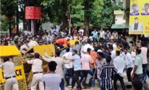 विधायक देवेंद्र यादव की गिरफ्तारी के खिलाफ प्रदेशव्यापी प्रदर्शन, दुर्ग में प्रदर्शनकारियों ने तोड़ा बैरिकेड