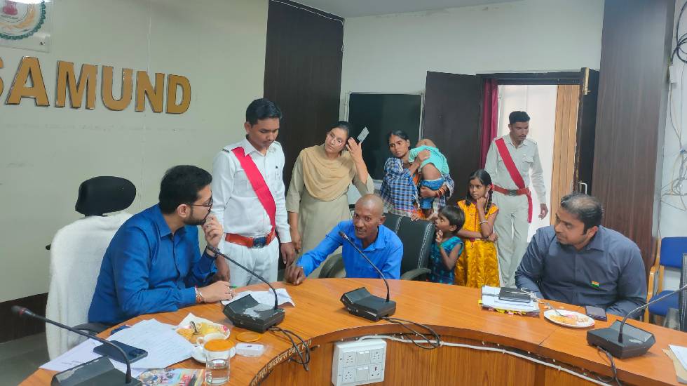महासमुंद : कलेक्टर जन चौपाल में पीएम आवास, चिकित्सा में लापर... - CG Sandesh