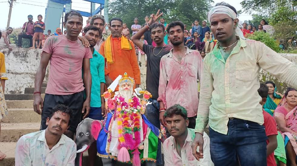 बसना : पर्रापाट में धूमधाम से किया गया भगवान विश्वकर्मा की प... - CG Sandesh