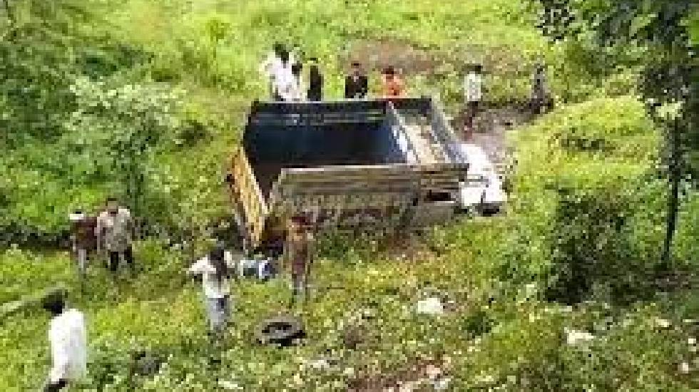 मजदूरों से भरी पिकअप पलटी, 3 की मौत - CG Sandesh