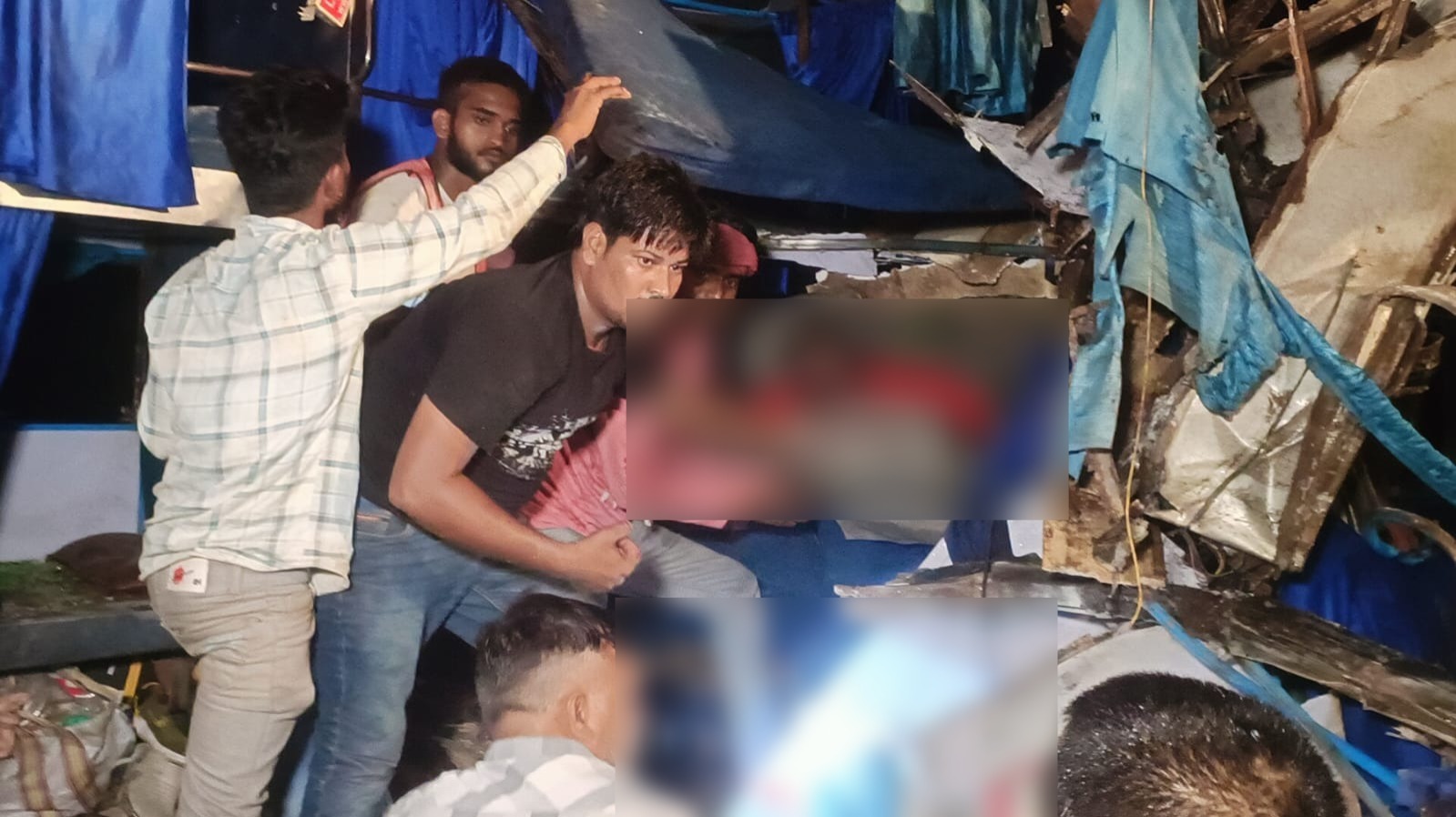 तेज रफ्तार बस सड़क किनारे खड़ी ट्रक से टकराई, 10 लोगों की मौत... - CG Sandesh