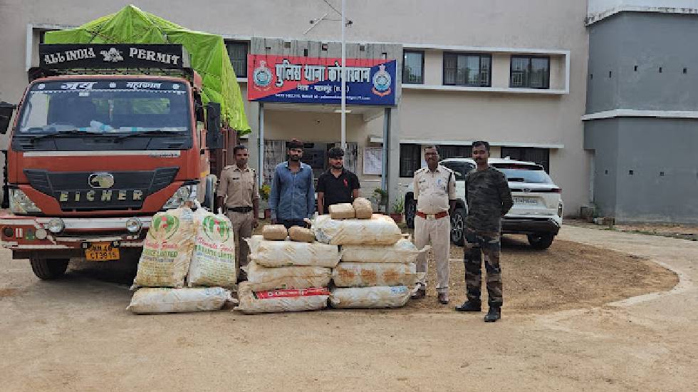 कोमाखान : ट्रक में 45 लाख का गांजा तस्करी करते तस्कर गिरफ्ता... - CG Sandesh