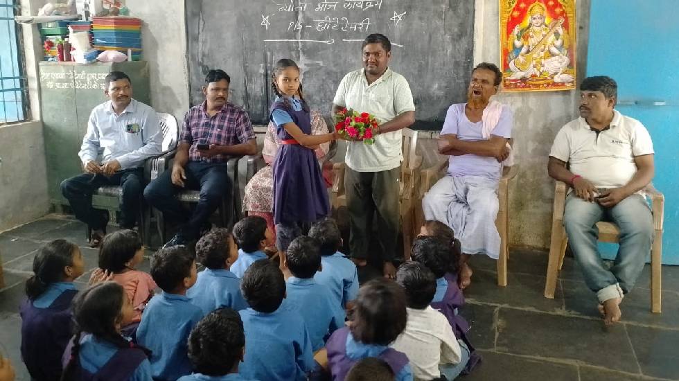 बसना : शासकीय प्राथमिक शाला छोटेटेमरी में नेवता भोज का आयोजन - CG Sandesh