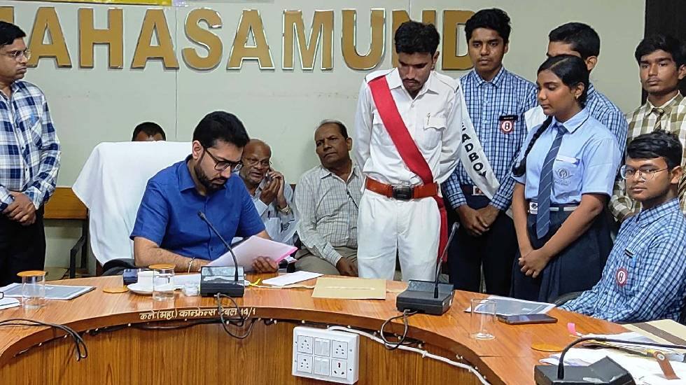 महासमुंद : कलेक्टर लंगेह ने सुनी जन चौपाल में लोगों की समस्य... - CG Sandesh