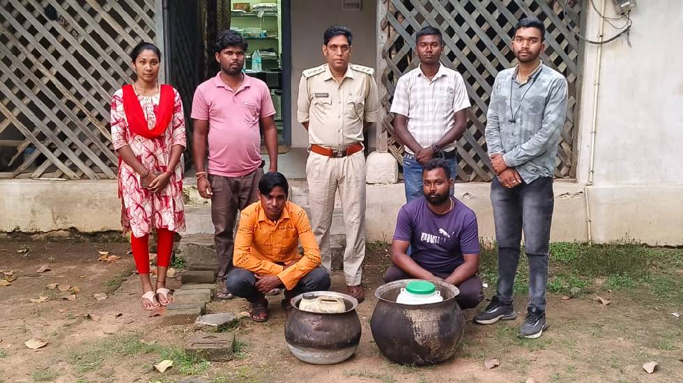 पिथौरा : 26 लीटर हाथ भट्टी कच्ची महुआ शराब और 800 किग्रा. मह... - CG Sandesh