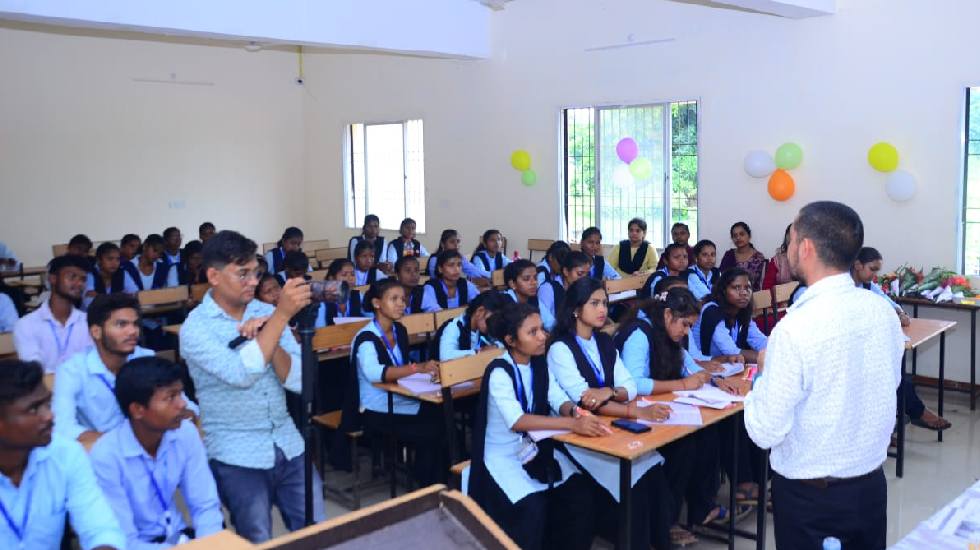 पैसा कमाना आसान, बचाना कठिन और सबसे जरूरी है सुरक्षित निवेश-... - CG Sandesh