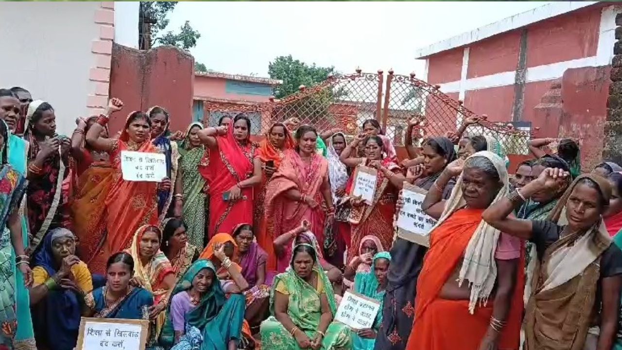 महासमुंद - ग्रामीणों ने स्कूल में जड़ा ताला, बताई जा रही शिक्... - CG Sandesh