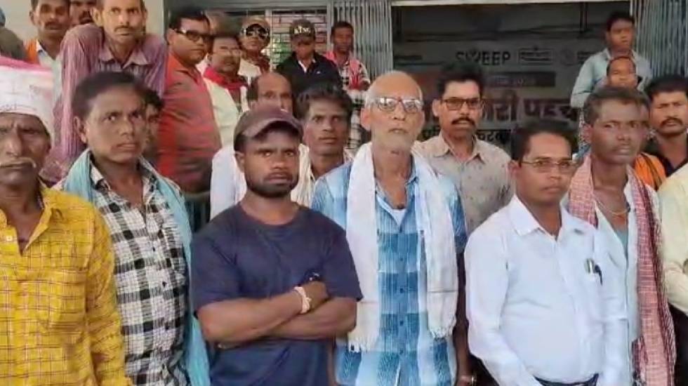 महासमुंद : गांव में अवैध शराब की बिक्री पर रोक लगाने ग्रामीण... - CG Sandesh