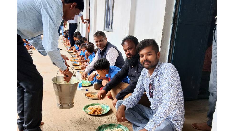 बसना : शासकीय कन्या प्राथमिक शाला बसना में न्योता भोज का आयो... - CG Sandesh