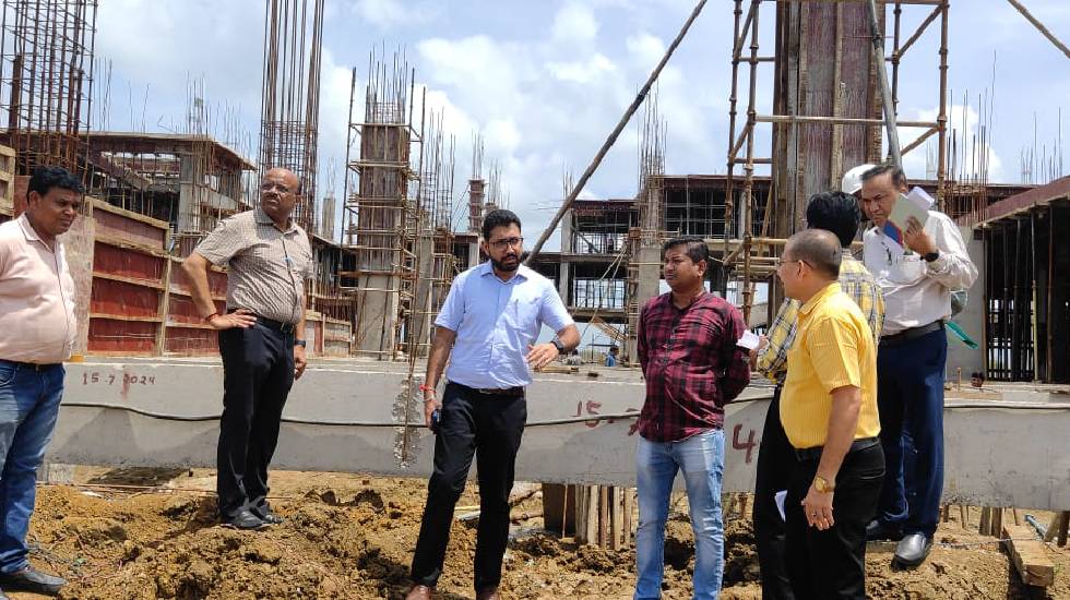 महासमुंद : कलेक्टर लंगेह ने किया बहु विकलांग विद्यालय, चिकित... - CG Sandesh