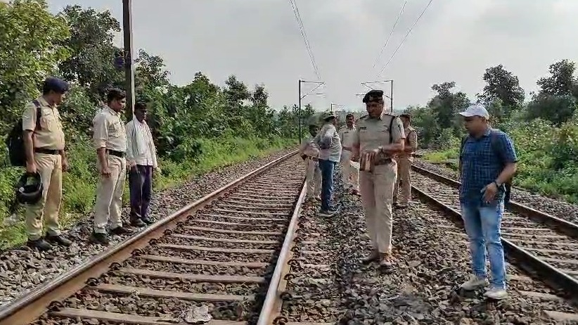 ब्रेकिंग : सेना की ट्रेन को बम से उड़ाने की कोशिश - CG Sandesh