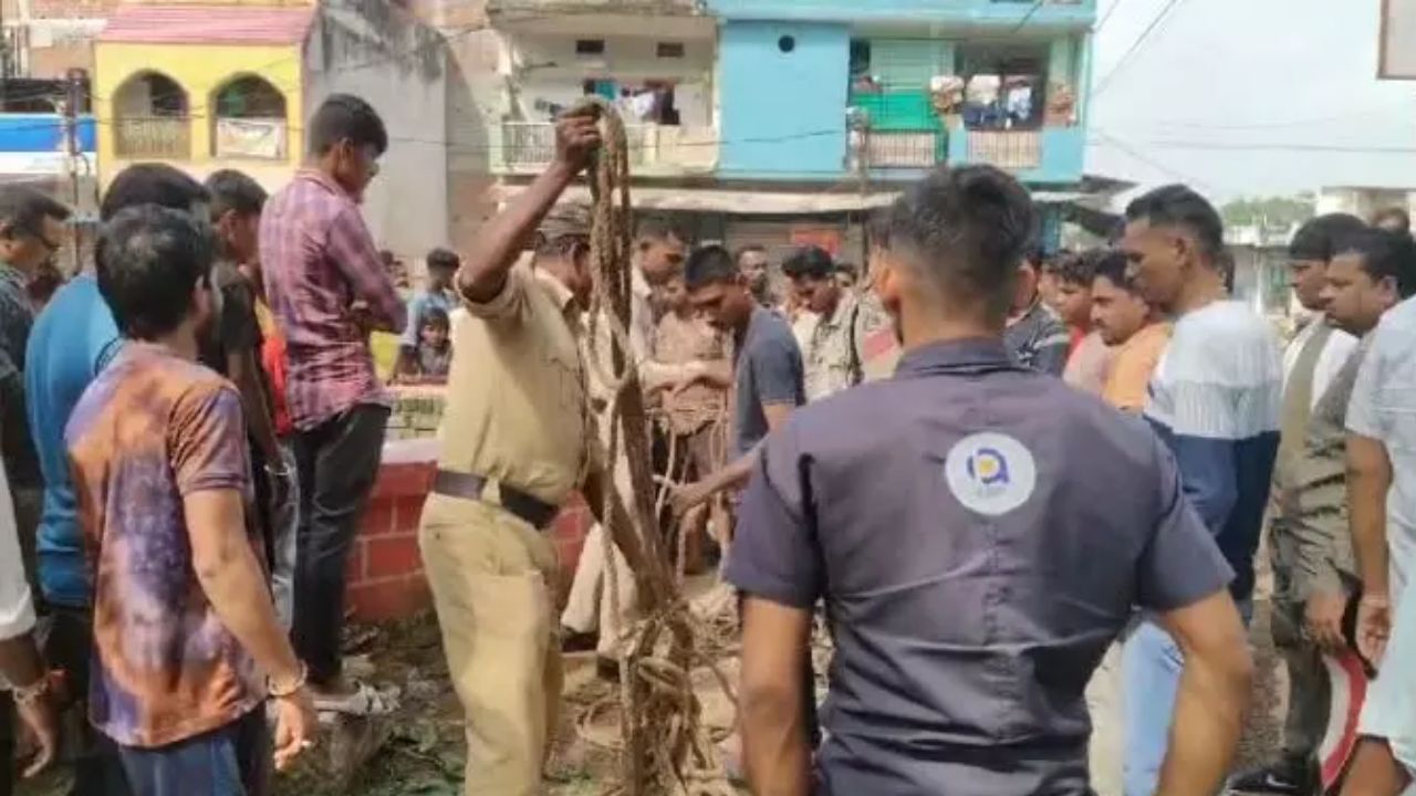 CG : अनियंत्रित होकर कचरे से भरे कुएं में गिरने से पूर्व आरक... - CG Sandesh