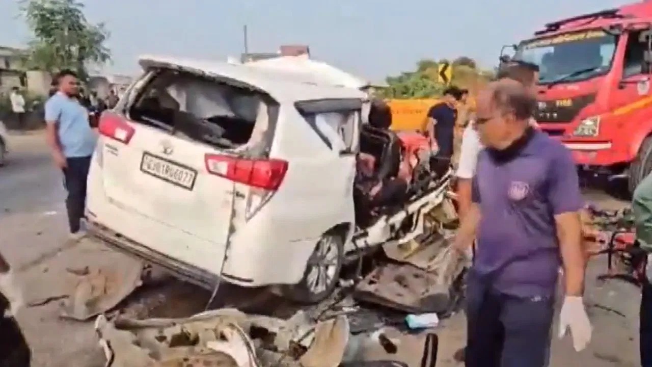 ट्रक में पीछे से जा घुसी तेज रफ्तार कर, 7 लोगों की मौत, गाड़ी... - CG Sandesh