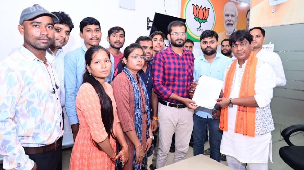 महासमुंद : सुप्रीम कोर्ट के फैसले के बाद 3000 सहायक शिक्षकों... - CG Sandesh