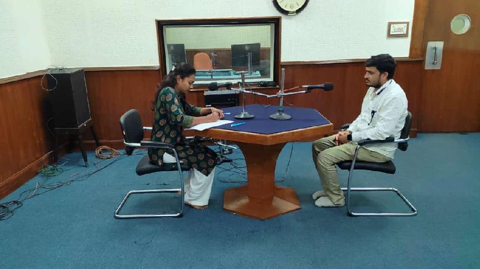 आकाशवाणी केंद्र रायपुर मे डॉ योगेश कुमार बढ़ाई का इंटरव्यू स... - CG Sandesh