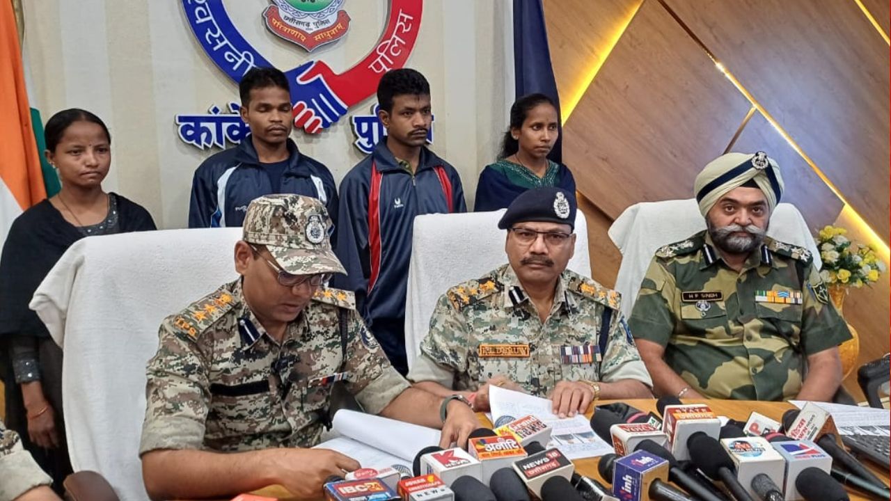  CG : 2 महिला सहित 12 लाख इनामी 4 नक्सलीयों ने किया आत्मसमर्... - CG Sandesh